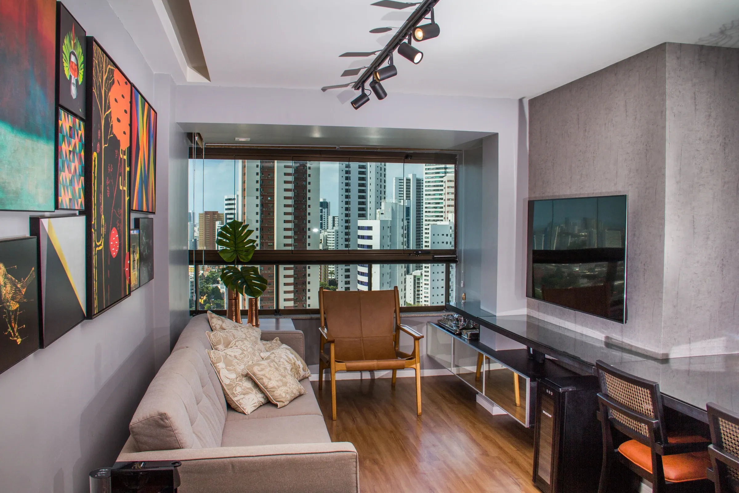Área social integrada do Apartamento Rosarinho com teto em concreto aparente e marcenaria clara