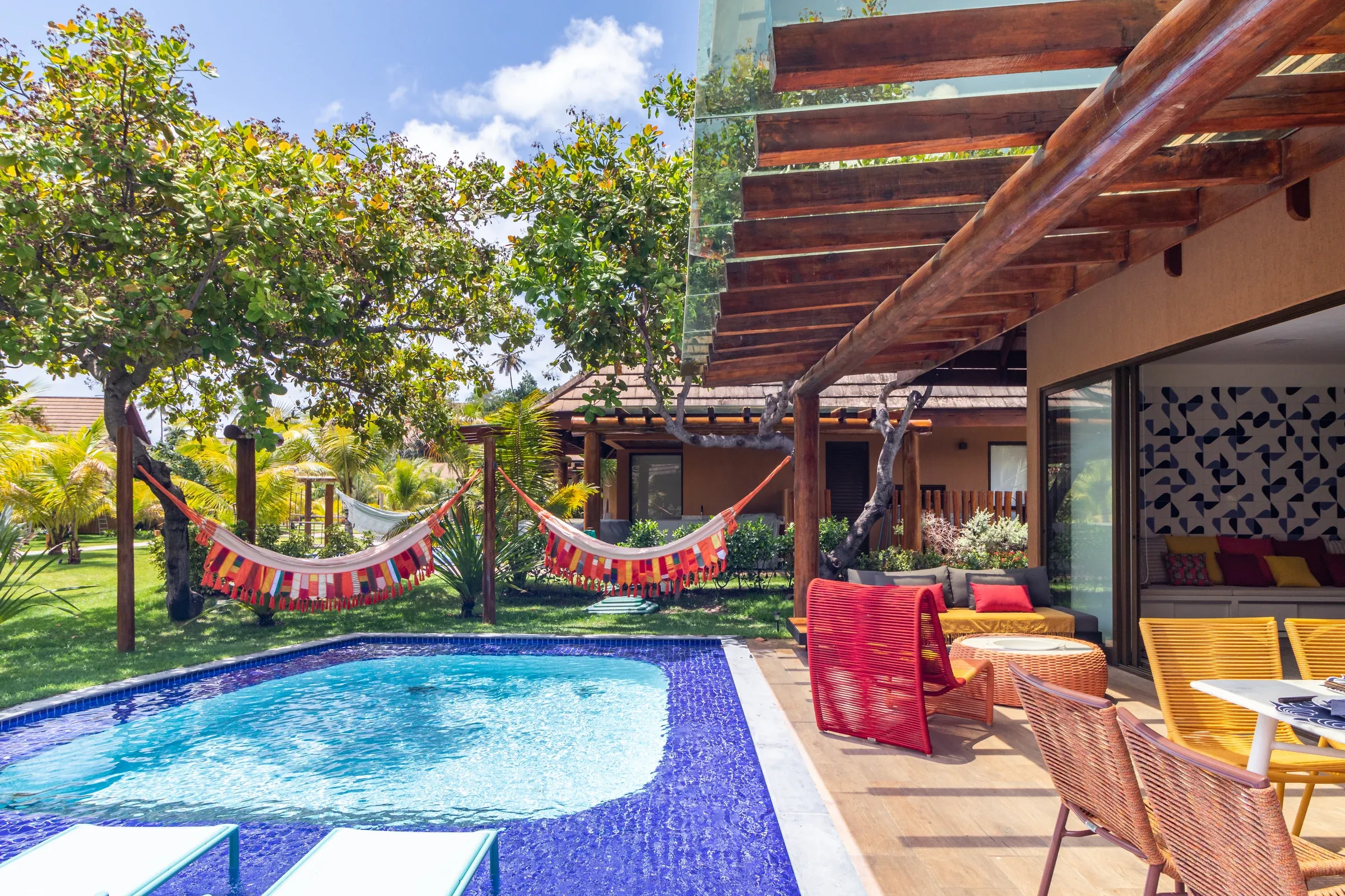 Fachada e área externa do Bangalô 60 com piscina privativa e vegetação tropical nativa